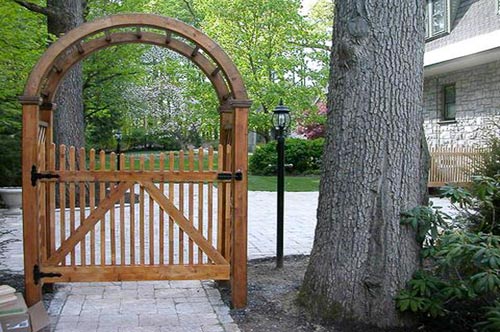 picture-of-an-arched-top-cedar-arbor-in-a-customer-front-yard